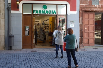Ciudadanos esperando para acceder a una farmacia en Santa Cruz de La Palma, tras la entrada de la isla en el nivel 3 de alerta sanitaria por coronavirus. EFE / Luis G Morera