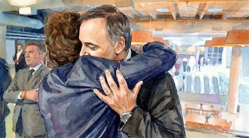 Ilustración acuarela a todo color: Un hombre con traje oscuro abraza a otro de espaldas con cabello rizado. Se aprecia su mano con anillo y reloj. Fondo suelto.