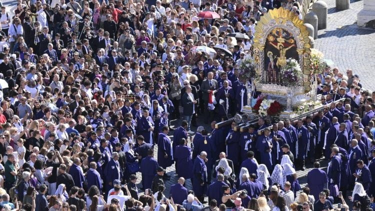 Procesión del Señor de los Milagros llegó a el Vaticano y fue saludada por el papa León XIV