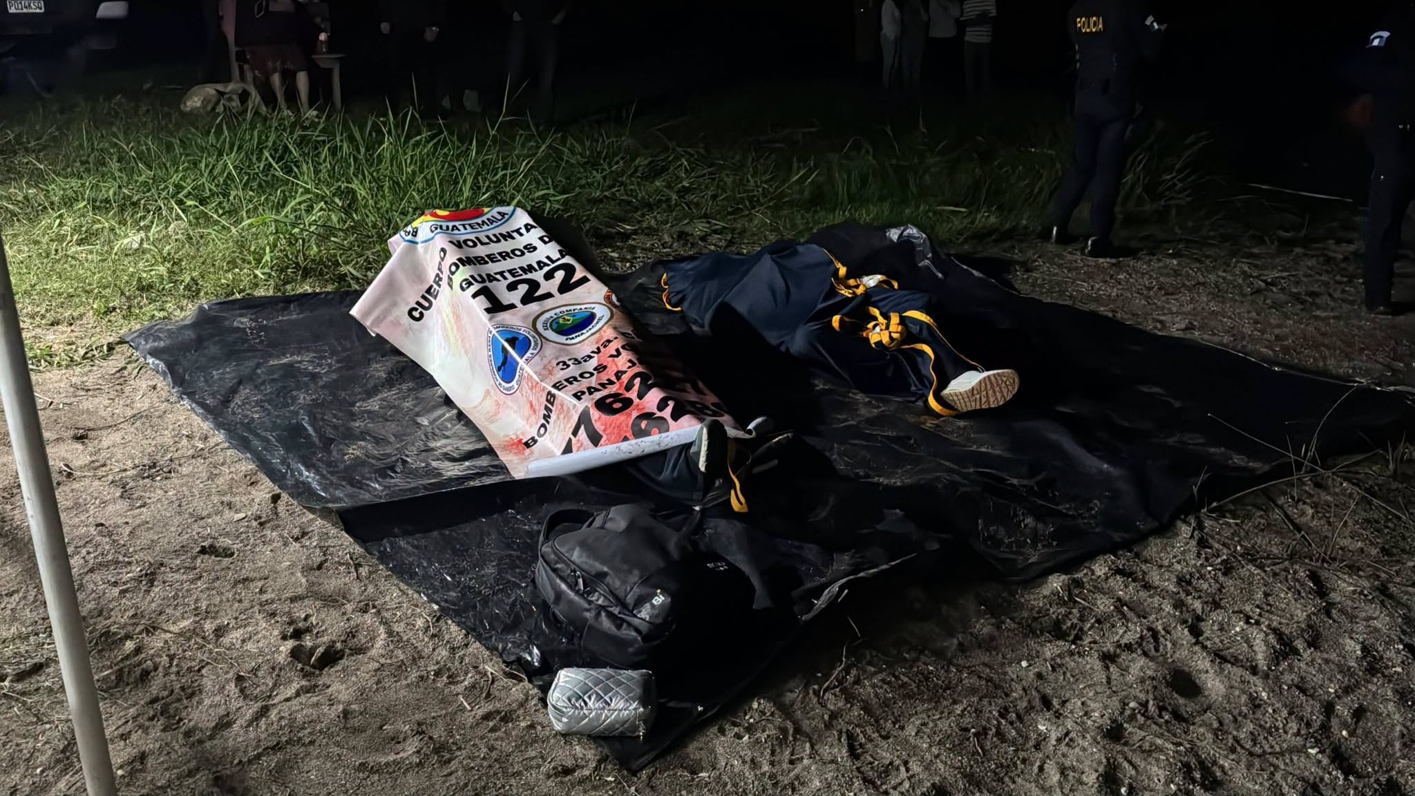 Los Bomberos Voluntarios recuperaron los cuerpos del piloto Jorge Rodolfo Maldonado y del pasajero Pablo José Polanco Agustín a 43 metros de profundidad en el lago de Atitlán, Guatemala./ (Bomberos Voluntarios de Guatemala)