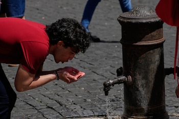 Un hombre se hidrata en una fuente del centro de Roma, donde las temperaturas superaron los 32 °C en plena primavera, mientras Italia enfrenta alertas de calor y restricciones al trabajo al aire libre por el domo de calor que azota Europa. (AP Photo/Gregorio Borgia)