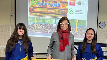 El Salvador entrega un cheque