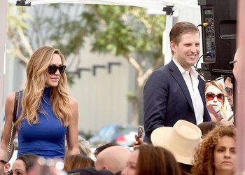 Eric Trump y su esposa,