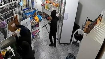 Violento asalto a un kiosco en San Justo: entraron con una escopeta para robar vino, cigarrillos y galletas