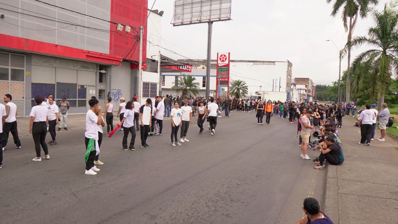 Bailarines que ensayaban para el desfile inaugural de la Feria de Cali fueron atacados por un grupo de abejas, esto se sabe