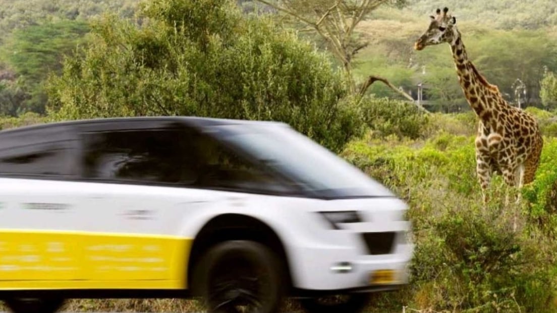 La ambulancia solar pasa junto a un jirafa en Kenia (Team Solar Eindhoven)