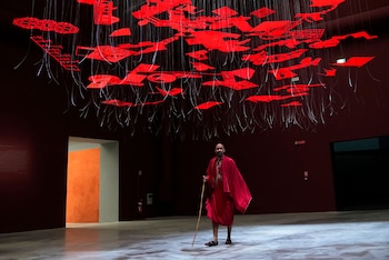 Un hombre vestido con ropa