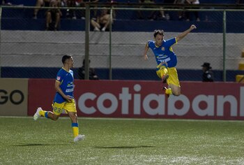 Los jugadores Pablo Gallego (d), y Nahum Peralta (i),del FC Managua celebran una anotación,durante un partido. EFE/Jorge Torres/Archivo