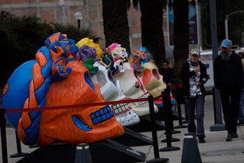 Personas asisten a la exposición