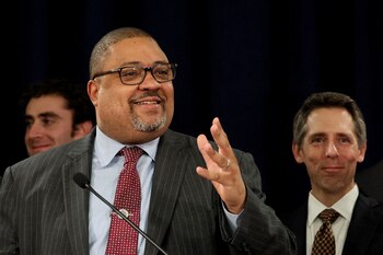 El fiscal de distrito de Manhattan, Alvin Bragg, habla después del veredicto de culpabilidad en el juicio penal del expresidente estadounidense Donald Trump por cargos de falsificación de registros comerciales para ocultar dinero pagado para silenciar a la estrella porno Stormy Daniels en 2016, en una conferencia de prensa en Nueva York, Estados Unidos, el 30 de mayo. , 2024. REUTERS/Brendan McDermid/Foto de archivo