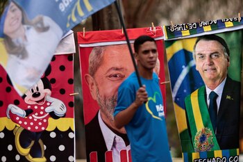 Un hombre con una bandera