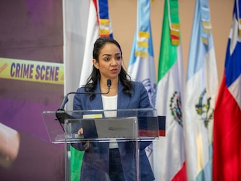 Una funcionaria del gobierno pronuncia