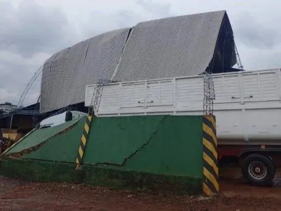 En Misiones, las ráfagas derribaron parte de un muro de un establecimiento