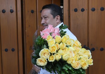 El asistente y chofer, Genovevo Quiroz, del Nobel de Literatura colombiano Gabriel García Márquez, llega con un ramo de rosas amarillas al décimo aniversario de su muerte en la Ciudad de México (EFE/Mario Guzmán)