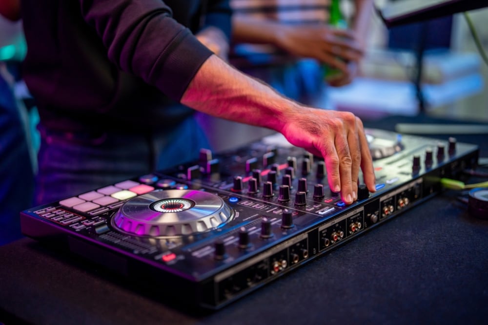 Según comenta Javier, los equipos que usan los DJ están gravados con impuestos internos y, para él,