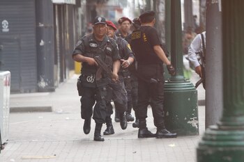 Francotiradores y fuerzas policiales rodean