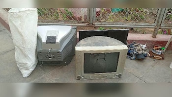 relojes, cocinas hechizas, encendedores, dos televisores, 10 metros de alambre mellizo y 12 antenas instaladas en los techos. Difusión