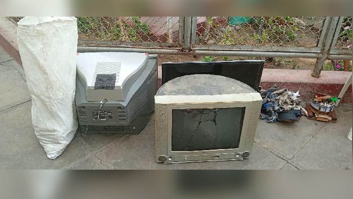 relojes, cocinas hechizas, encendedores, dos televisores, 10 metros de alambre mellizo y 12 antenas instaladas en los techos. Difusión