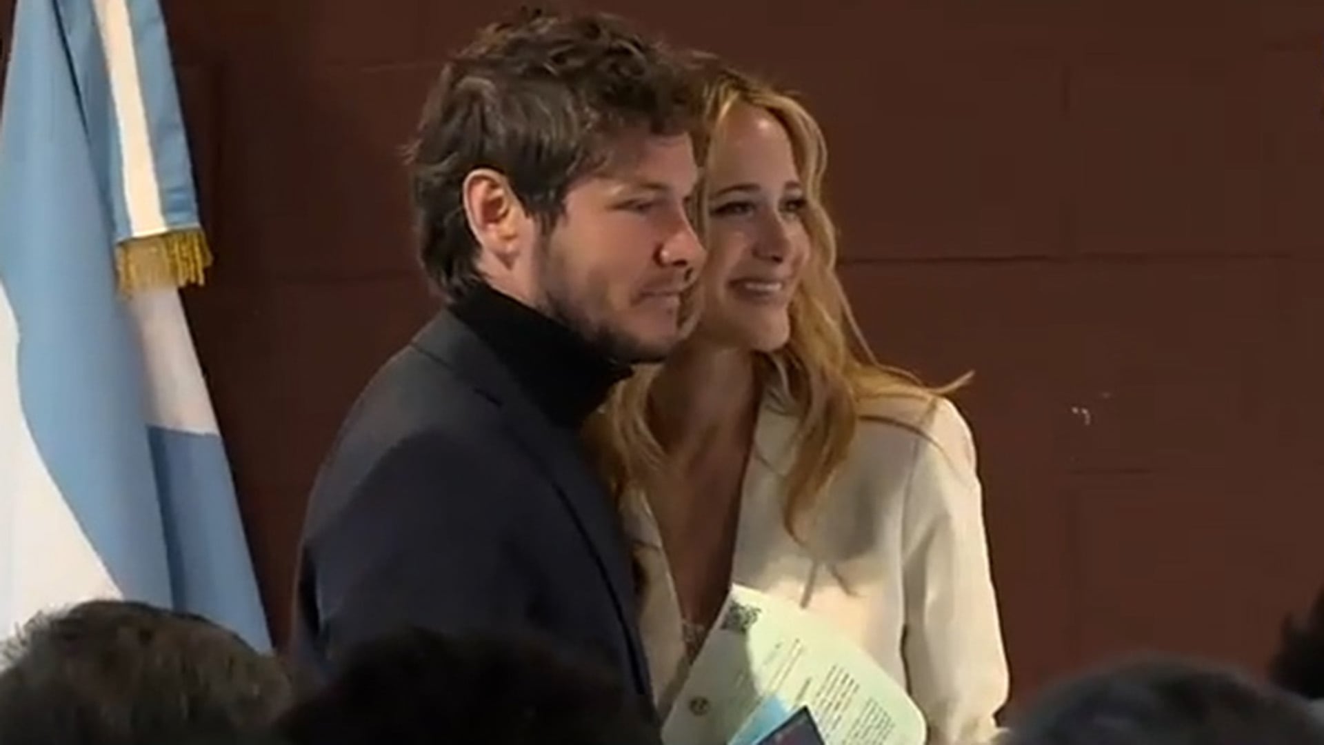 La modelo Julieta Prandi y el cantante Emanuel Ortega sonríen con su libreta de matrimonio tras casarse en San Isidro (Captura de Intrusos)