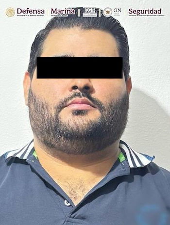 El hombre es vinculado al