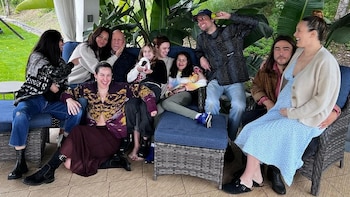 Bruce Willis continúa acompañado por