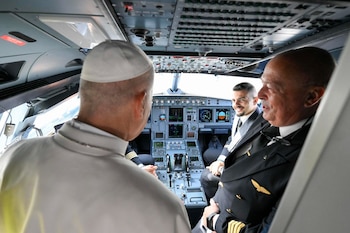 El papa, en el avión que lo ha trasladado de Roma a Madrid. (EFE)