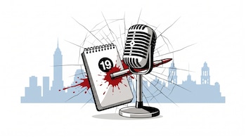 Micrófono clásico plateado y libreta con logo "19" atravesados por una bala sobre una ventana rota, con silueta de Ciudad de México y fondo blanco.