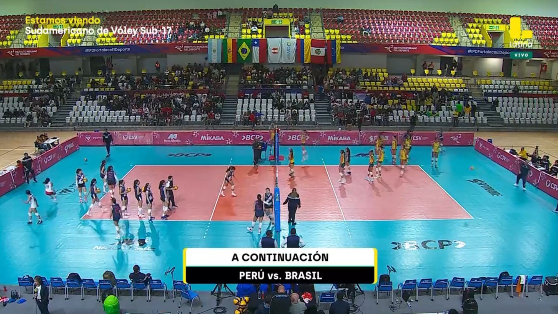 Perú y Brasil realizan el calentamiento en el Polideportivo Lucha Fuentes.