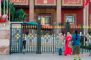 Dos mujeres posan junto a