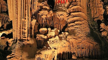 La cueva en Francia donde cabría Notre Dame bajo tierra y que tardó 200 millones de años en formarse