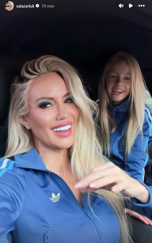 Luciana Salazar llegó a la cancha junto a su hija Matilda, ambas con prendas en los colores de la selección