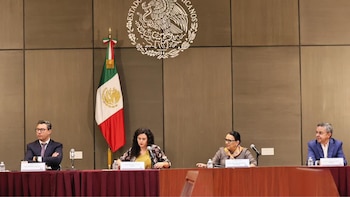 Rosa Icela Rodríguez y Luisa Alcalde se reunieron con inconformes de CFE, Pemex y Banobras por tope a "pensiones doradas". (Foto: X/@LuisaAlcalde)