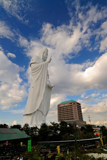 La diosa se alza como
