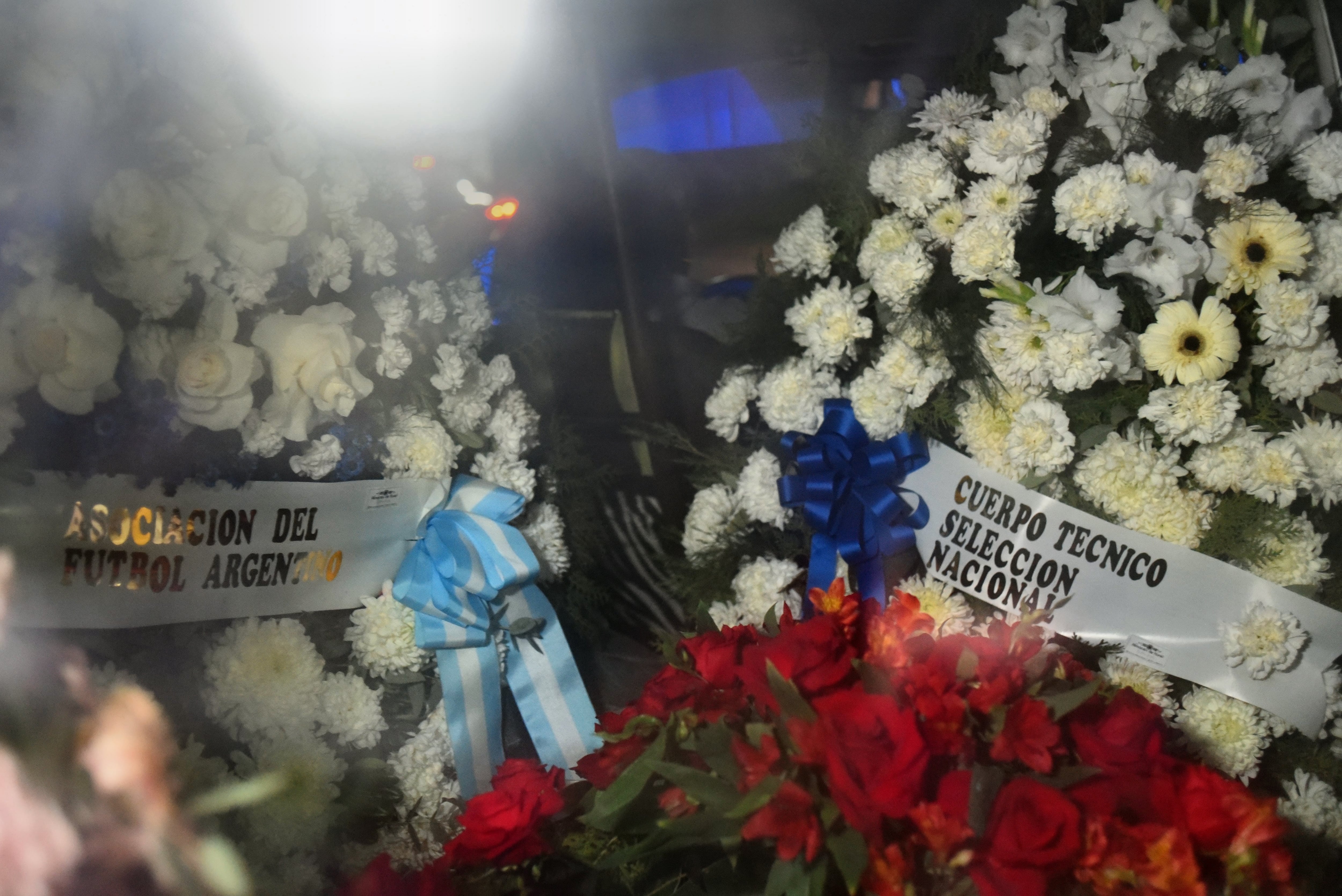 La corona de flores enviada por la AFA y el cuerpo técnico de la selección argentina para la memoria de Jorge Messi (RSFotos)