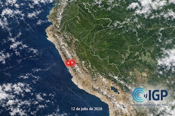 Mapa satelital del Perú con dos puntos rojos brillantes sobre la región de Lima. Logo del Instituto Geofísico del Perú y fecha 12 de julio de 2026.