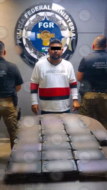 Autoridades censuraron los logos presentes en los paquetes de cocaína. Crédito FGR