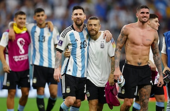 El Papu Gómez abrazado a