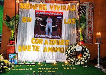 Cumpliendo los deseos que dejó en vida, la familia y amigos compartieron pizza, escucharon música de Bad Bunny y proyectaron goles de Messi durante la velada (Cortesía: Noticias San Vicente).