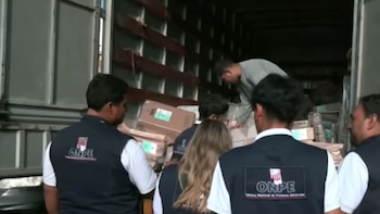 El Ministerio de Relaciones Exteriores espera la llegada de las cajas electorales para su envío inmediato a diferentes países - Créditos: Captura de pantalla de TVPerú.