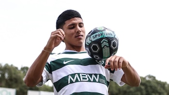 Sebastián Osorio, de 18 años, realizando maniobras con el balón. - Crédito: Sporting Lisboa