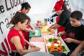 Un grupo de mujeres corta