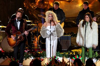 Little Big Town se presenta durante la ceremonia de iluminación del árbol de Navidad del Rockefeller Center de 2024.