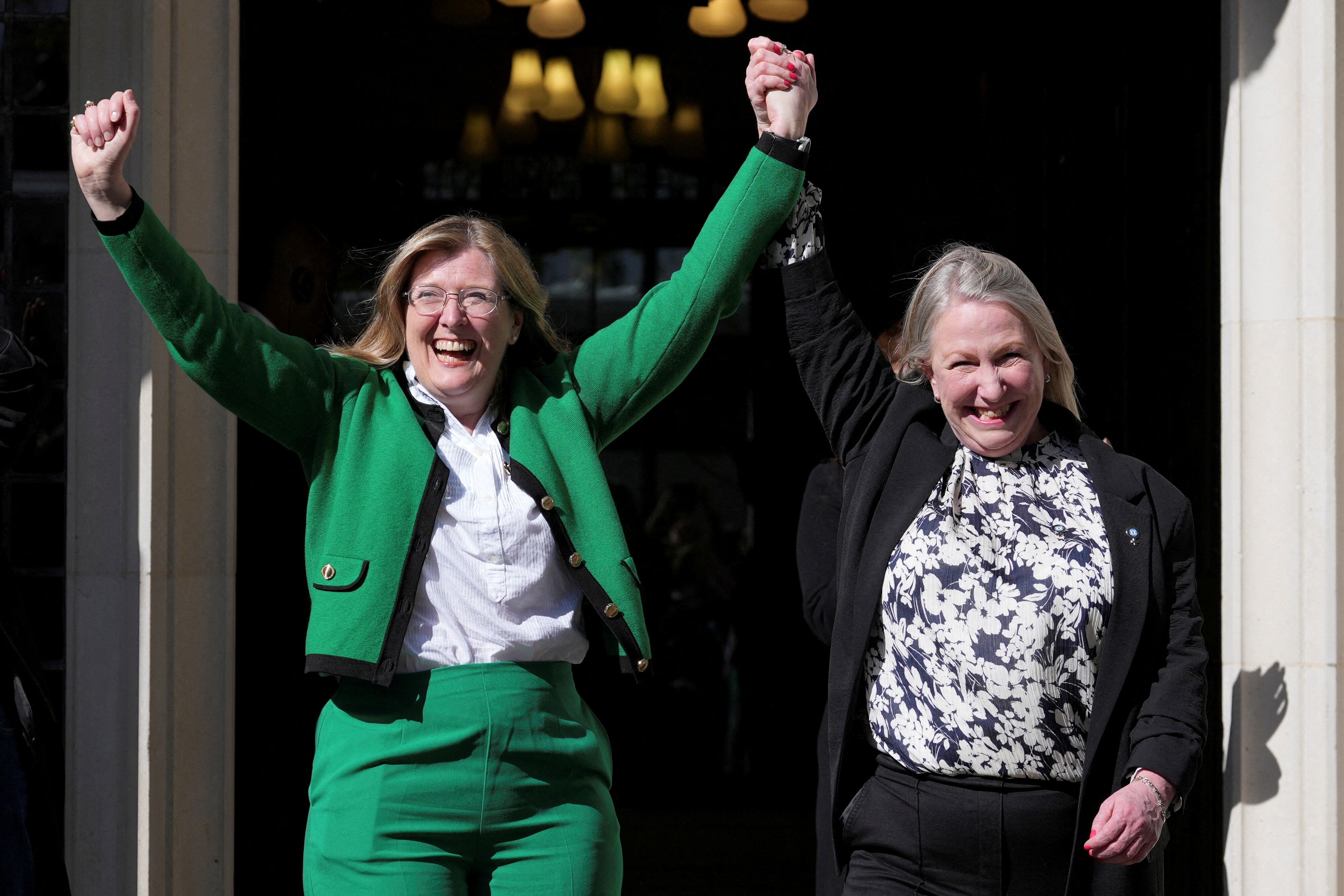 Susan Smith y Marion Calder celebran mientras la Corte Suprema decide sobre una apelación de For Women Scotland sobre si una persona con un certificado de reconocimiento de género completo que reconoce que su género es femenino es una mujer bajo las leyes de igualdad británicas, afuera de la Corte Suprema en Londres, Gran Bretaña, el 16 de abril de 2025. REUTERS/Maja Smiejkowska IMÁGENES TPX DEL DÍA