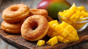 Donas esponjosas con sabor a mango maduro, decoradas con glaseado, perfectas como merienda o desayuno dulce - (Imagen Ilustrativa Infobae)