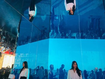 Rachel Valdés presentando una instalación