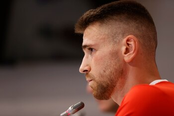 El guardameta internacional del Athletic Club Unai Simón, tras la rueda de prensa, donde aseguró que después de las experiencias "únicas" acumuladas en la Eurocopa y en los Juegos Olímpicos de Tokio, en los que fue semifinalista y medalla de plata con la selección española, es "mejor portero y mejor persona que hace dos meses". EFE/LUIS TEJIDO
