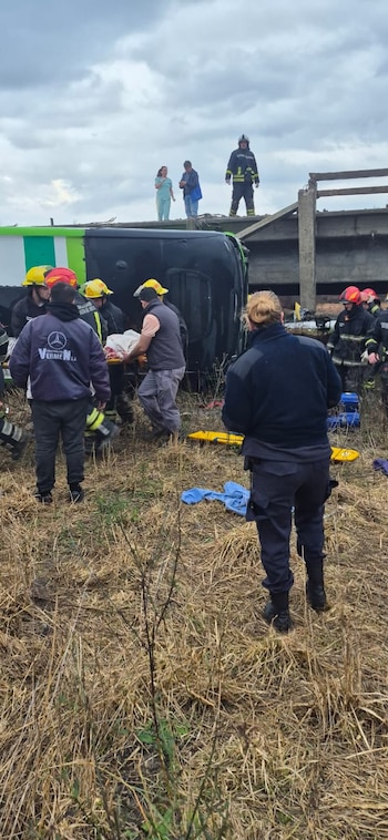 Un micro volcó en Carmen de Areco y hay heridos