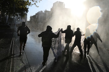Protestas en Chile terminaron con 19 personas detenidas y 5 carabineros heridos. REUTERS/Ivan Alvarado