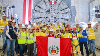 Autoridades y trabajadores celebran el