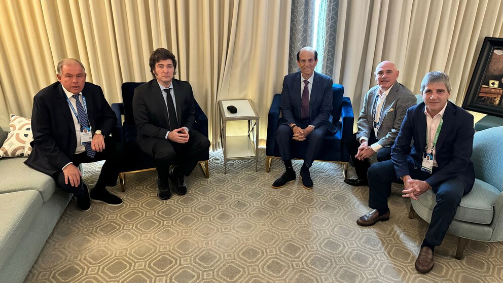 Robert Citrone durante un encuentro en Los Ángeles con el presidente Javier Milei en la que también participaron Michael Milken, Presidente del Instituto Milken, el ministro de Economía, Luis Caputo y el entonces embajador argentino ante los Estados Unidos, Gerardo Werthein